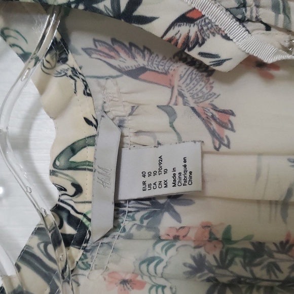 3/$12 H&M sleeveless pattern blouse - Picture 4 of 5